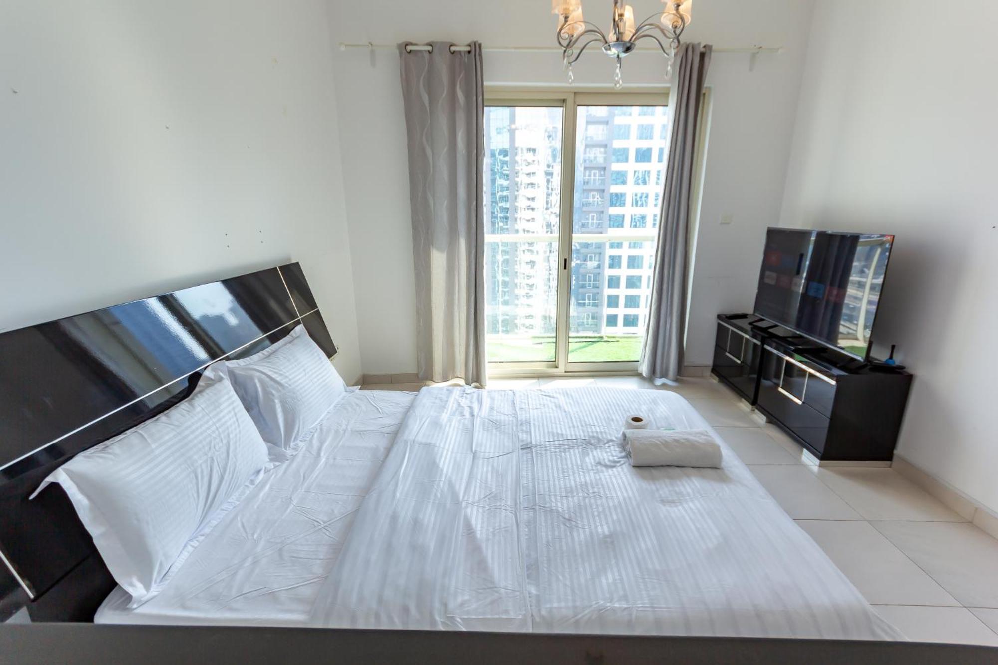 Homestay Deluxe For Rent At Marina View Towers Dubai